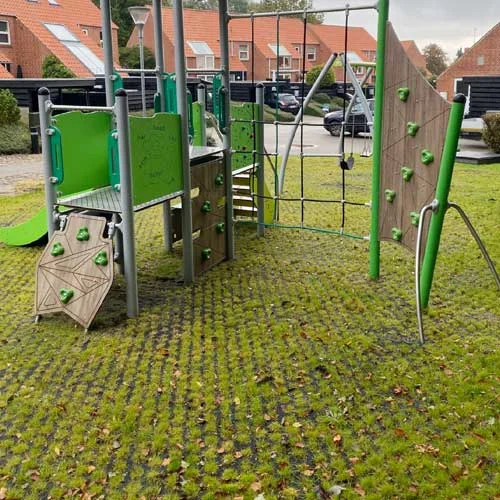 Dalles alvéolaires pour aires de jeux sur gazon